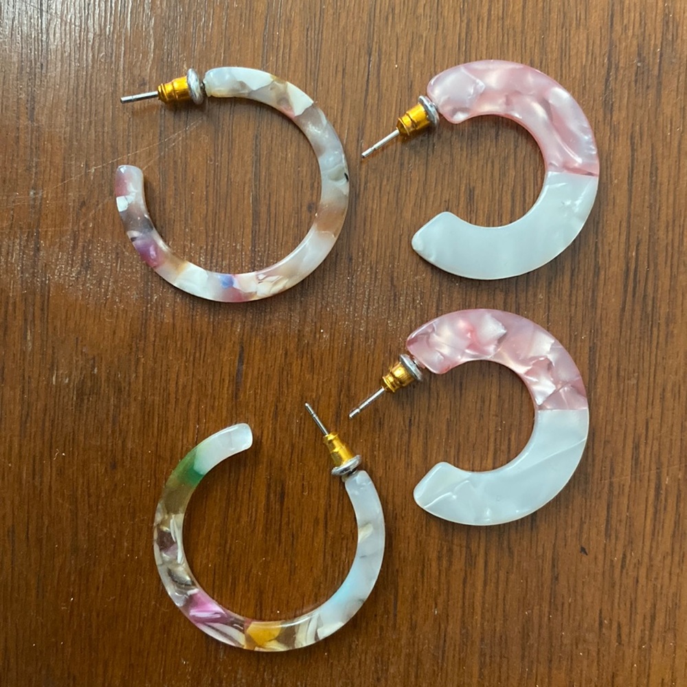 2 pairs of earrings